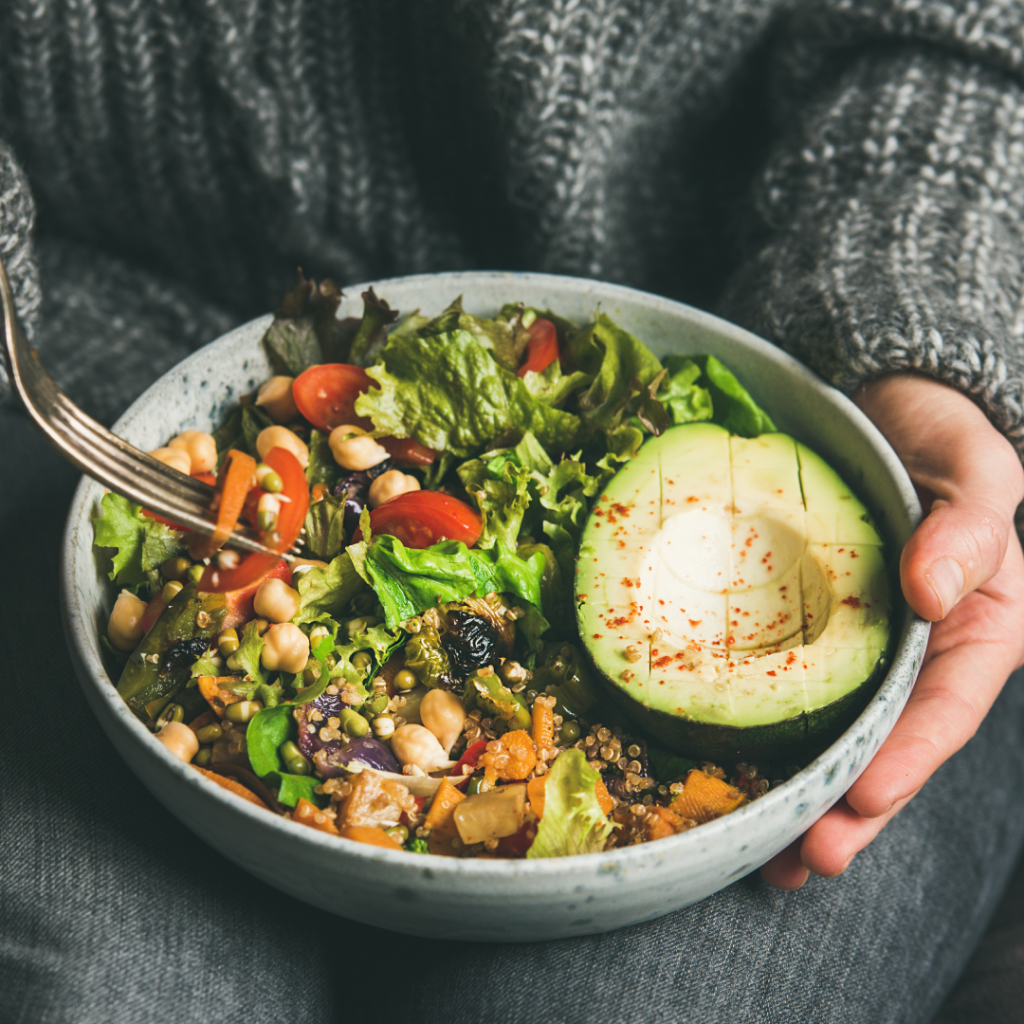 Bol de salade santé avec avocat, pois chiches et légumes frais, illustrant une alimentation équilibrée au quotidien