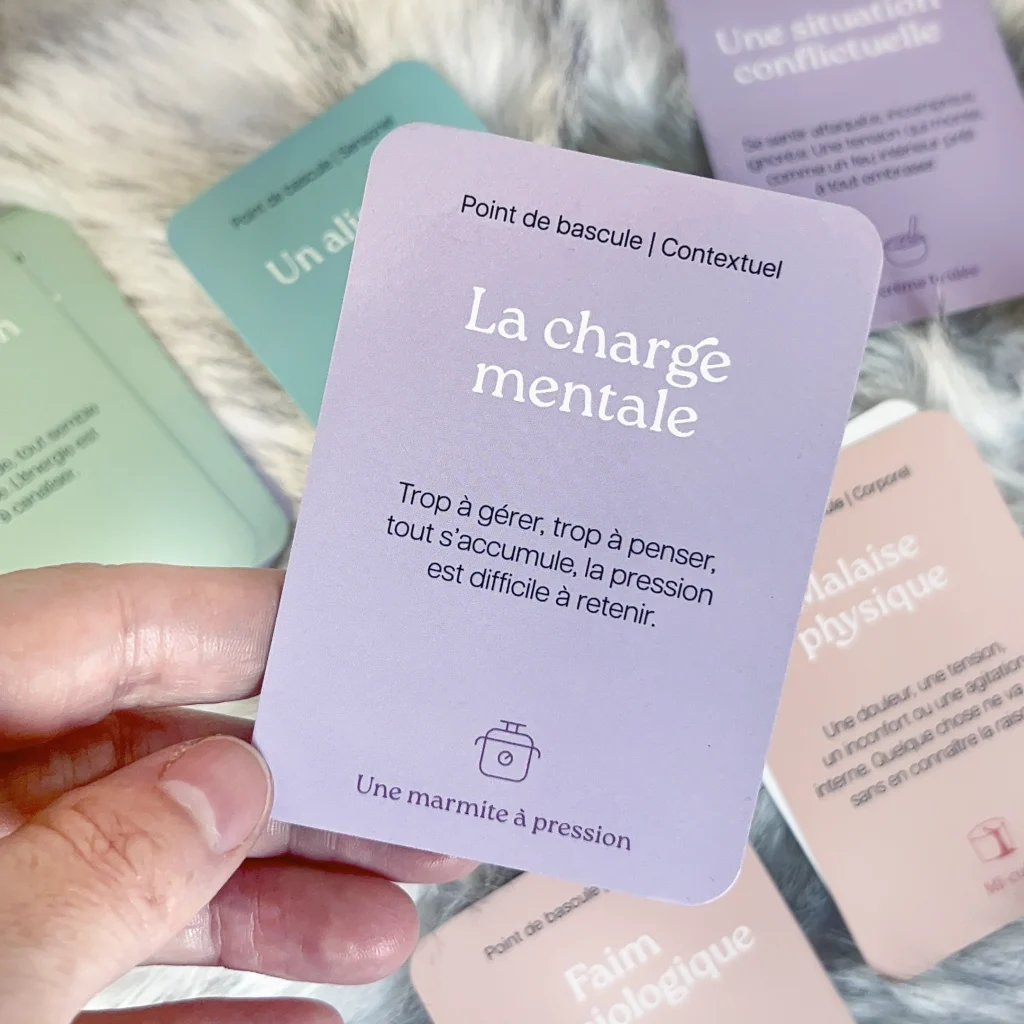Carte La charge mentale du boîtier Manger ses émotions, entourée de plusieurs cartes sur les points de bascule.